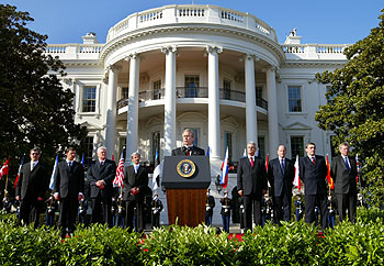 El presidente George W. Bush (centro), durante la ceremonia de adhesión de nuevos miembros a la OTAN.