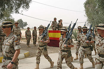 Soldados españoles desfilan ante el general Fulgencio Coll, ayer en el cuartel general de Diwaniya.