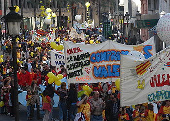 La manifestación festiva de la trobada de Valencia, ayer, a su paso por la calle del Pintor Sorolla.