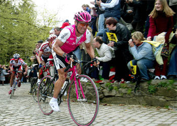 Wesemann lanza su ataque en el Muur seguido de Hoste y Bruylandts.