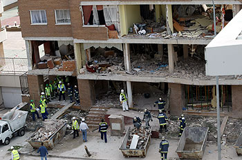 Labores de desescombro en el exterior de la vivienda de Leganés donde vivían los terroristas.
