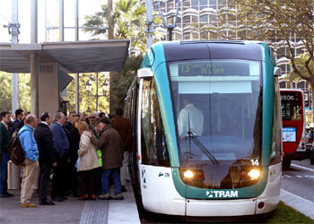 Numerosos usuarios esperan ayer para subirse al Tranvía del Llobregat.