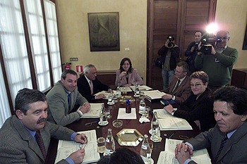 Los miembros de la Mesa del Parlamento, ayer, antes de la primera reunión de la legislatura.