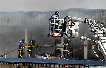 Un incendio en una nave de Mercabarna obliga a desalojar a 120 trabajadores