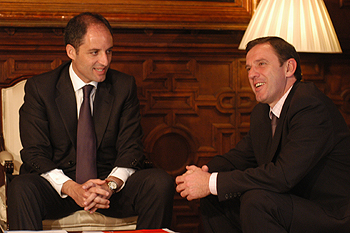 Francisco Camps y Joan Ignasi Pla, ayer, durante su entrevista en el Palau de la Generalitat.