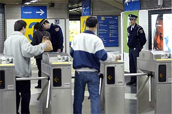 Dos policías municipales vigilan la estación de metro de Callao, en Madrid.