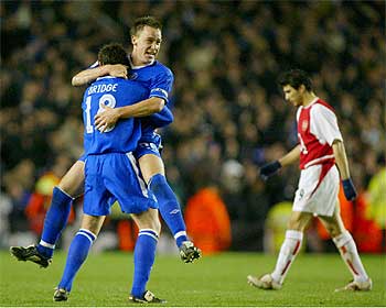 El capitán, Terry, salta abrazando a Birdge tras el segundo gol, con Reyes al fondo.