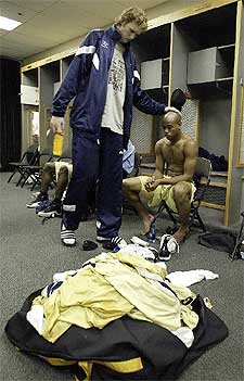 Schenscher,  pívot  de Georgia Tech, consolando a Jack.