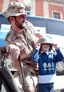 Uno de los 145 soldados españoles que ayer regresaron de Irak.