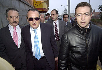 Fabra (con gafas oscuras) camino del juzgado de Nules (Castellón) para prestar declaración el pasado 2 de febrero.