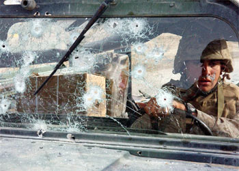 Un  marine  conduce un vehículo militar Humvee con numerosos impactos del bala, ayer en Ramadi.