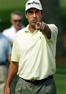 José María Olazábal señala su objetivo en un entrenamiento.