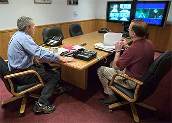 Bush, junto a uno de sus asesores, habla con el general John Abizaid por videoconferencia, ayer en Crawford.
