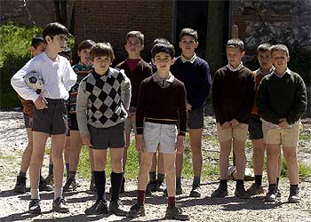 Carlitos Alcántara (Ricardo Gómez), con jersey de rombos, junto a compañeros de reparto de  Cuéntame cómo pasó. 