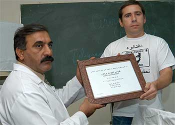 Javier Couso (derecha) entrega, ayer, una placa a un médico iraquí que atendió a su hermano José.