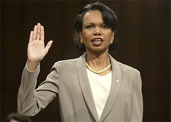 Condoleezza Rice presta juramento antes de declarar ante la comisión del 11-S, el jueves en Washington.