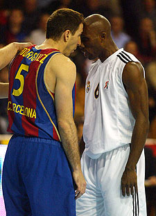 Rodríguez y Bennet se encaran en una acción del partido.