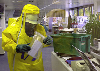 Un especialista alemán, con una carta en la que se creía contenía ántrax.