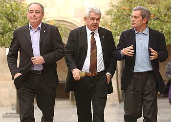 Pasqual Maragall, en el centro, con el  conseller en cap,  Josep Bargalló, a la izquierda, y Joan Saura.