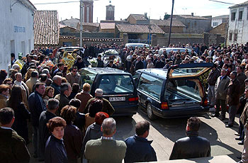 Imagen del funeral celebrado ayer en Aldehuela de Yeltes por los jóvenes fallecidos al ser arrollado por una locomotora el coche en el que viajabanrnrn.