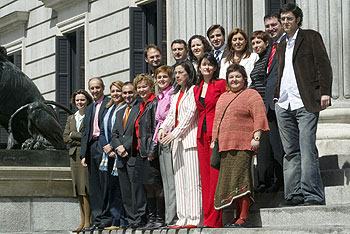 Arriba, de izquierda a derecha, Joan Herrera (ICV), Aitor Esteban (PNV), Carolina Castillejo, Herick Campos, Susana Díaz, Eva Sáenz, José Ramón Mateos y Eduardo Madina (PSOE). Debajo, María Salom (PP), Josu Erkoreka (PNV), Susana Camarero y Miguel Barrachina (PP), Leire Pajín y María Isabel Fuentes (PSOE), Ana Belén Vázquez (PP), Carmen Montón y Yolanda Casaus (PSOE).