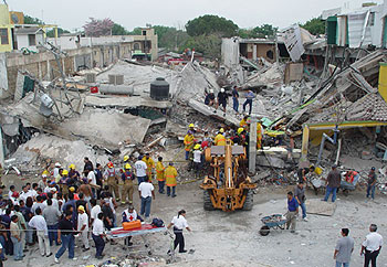 Equipos de rescate buscan víctimas entre los escombros del restaurante afectado por la explosión.