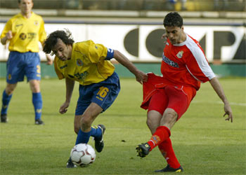 Quique Álvarez agarra a Tristán cuando el deportivista se disponía a tirar.