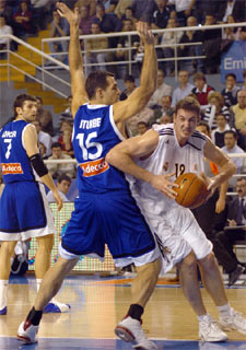 Bueno trata de eludir a Iturbe en un Madrid-Estudiantes.