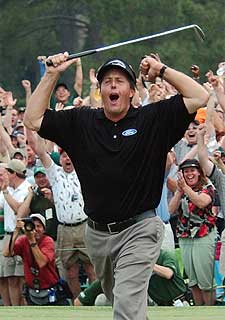 Phil Mickelson muestra su alegría tras su último golpe.