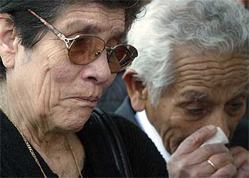 Familiares de víctimas de los atentados del 11-M, ayer, en la estación de Atocha de Madrid.