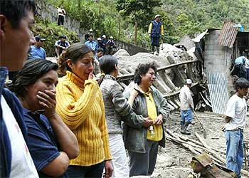 Familiares de las víctimas del alud que sepultó a 11 personas el sábado en la localidad de Aguas Calientes.