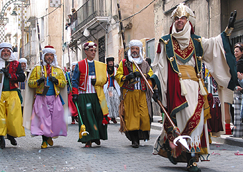 Un momento del desfile del bando moro, ayer, en Alcoi.