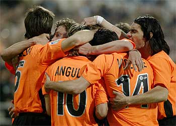 Los jugadores del Valencia celebran el gol de Angulo con el que el domingo se impusieron al Zaragoza en La Romareda.