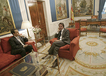 José Luis Rodríguez Zapatero, izquierda, y José María Aznar, ayer, durante su reunión en el Palacio de La Moncloa.