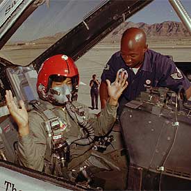 Woods, en una visita a una base militar en Las Vegas en 1997.