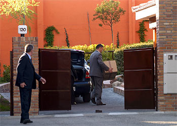 Un asistente traslada enseres del matrimonio Aznar-Botella a su nueva casa.