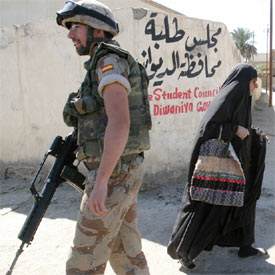 Un soldado español, en una calle de Diwaniya el pasado marzo.rnrn REUTERS