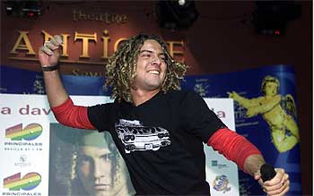 David Bisbal, ayer ante sus  fans  a su paso por Sevilla.