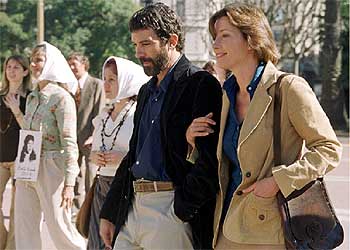 Antonio Banderas y Emma Thompson, durante el rodaje de  Imagining Argentina. 