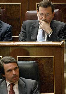 Aznar y Rajoy escuchan el discurso de Zapatero.