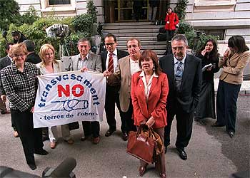 La próxima ministra de Medio Ambiente, Cristina Narbona, ayer junto al Congreso con miembros del movimiento social contra el trasvase del Ebro.