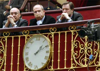 De izquierda a derecha, Javier Rojo, presidente del Senado; Manuel Chaves, presidente de la Junta de Andalucía, y Marcelino Iglesias, presidente del Gobierno de Aragón, en la tribuna de invitados del Congreso.