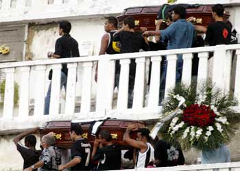Habitantes de Rocinha portan los féretros de Luciano Barbosa, jefe de los  narcos , y de su lugarteniente.