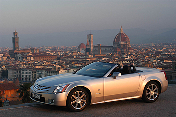 La línea del XLR aplica el estilo del prototipo Cadillac Evoq de 1999.