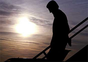 El senador Kerry baja del avión que le condujo a Tampa (Florida) para proseguir su campaña presidencial.