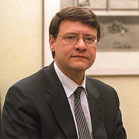 Economista con plena dedicación a la política