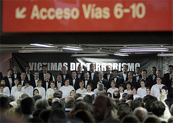 El Orfeón Donostiarra recuerda en Atocha a las víctimas de los atentados