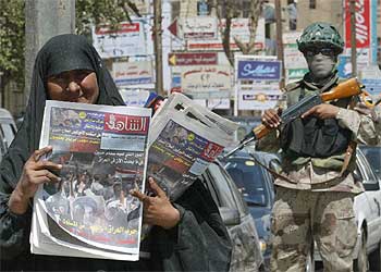 Un efectivo de la Defensa Civil Iraquí protege una calle del centro comercial de Bagdad.