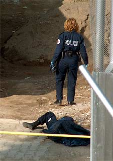 Una policía de la ONU, en el lugar del tiroteo ocurrido ayer en Kosovo.