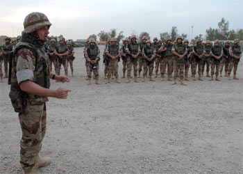 El general Fulgencio Coll (izquierda) se dirige a miembros de la Brigada Plus Ultra que van a regresar a España, ayer, en Diwaniya (Irak).